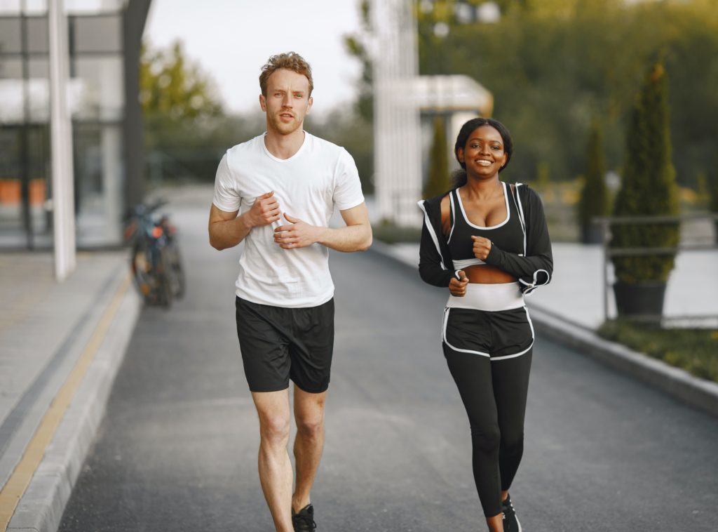 Motivation course à pied. Deux joggeurs qui courent ensemble afin de retrouver la motivation en course à pied.